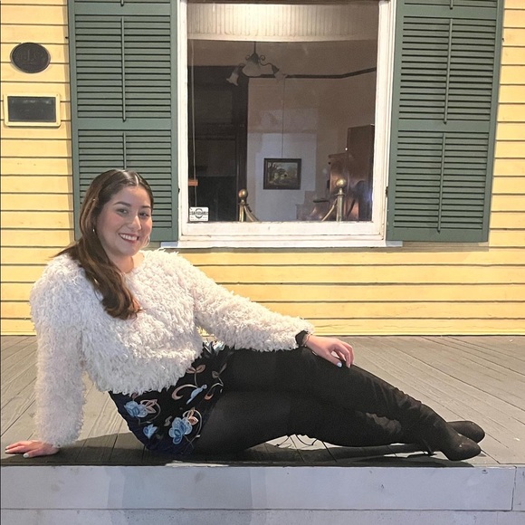 Meet your Posher, Gabriella - Picture 3 of 3